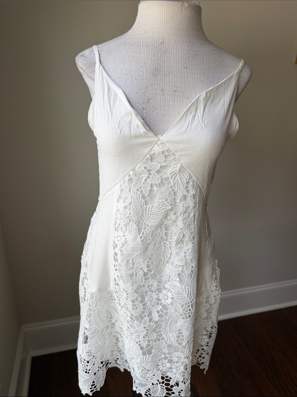 White Lace V-Neck Spaghetti Strap Dress